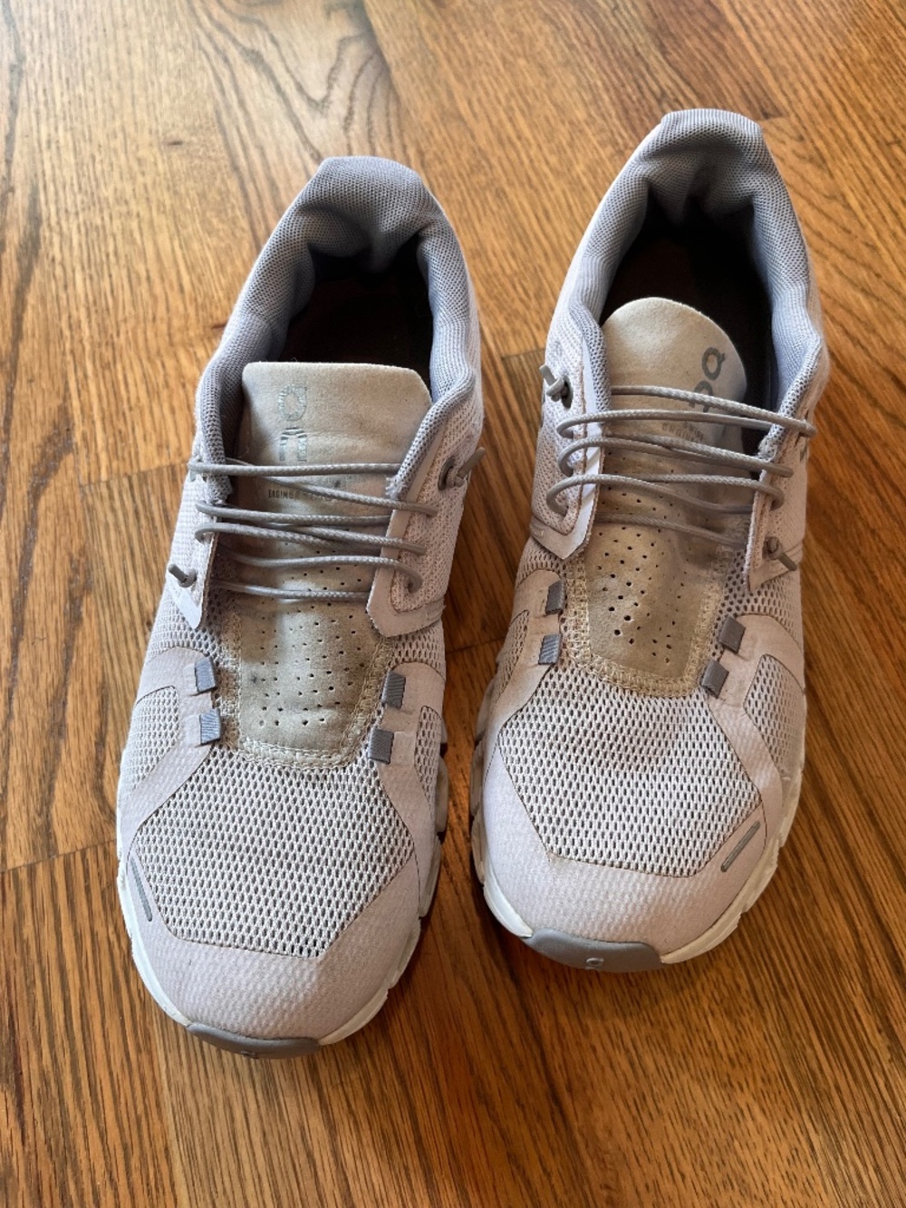 ON Running Cloud 5 Lily/Frost size 8